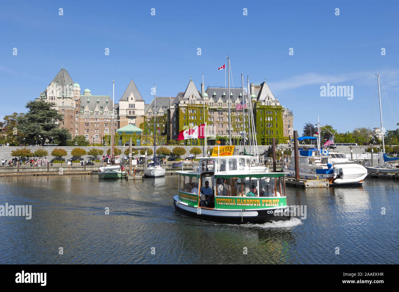 Der Hafen mit dem Empress Hotel im Hintergrund in Victoria auf Vancouver Island Stockfoto