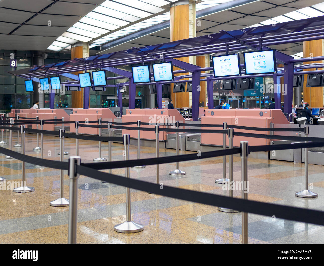 Singapur - 4 Okt 2019-leer-Check-in-Schaltern in Singapur Changi Airport Terminal 1 Abflug Halle mit keine Passagiere in Sicht Stockfoto