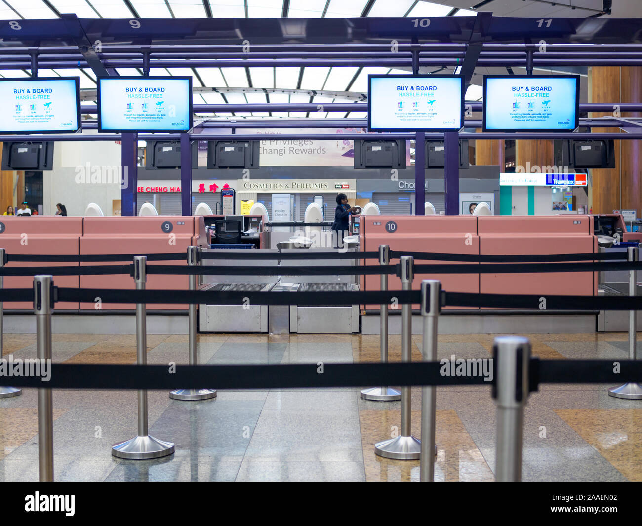 Singapur - 4 Oct 2019 - Frontalansicht des leeren Check-in-Schaltern in Singapur Changi Airport Terminal 1 Abflug Halle mit keine Passagiere in Sicht Stockfoto