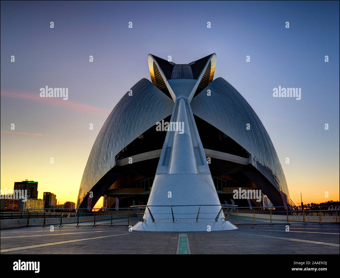 Palau de les Arts (Opera House and Performing Arts Center), die Stadt der Künste und Wissenschaften, Valencia, Spanien. Sunrise. Stockfoto