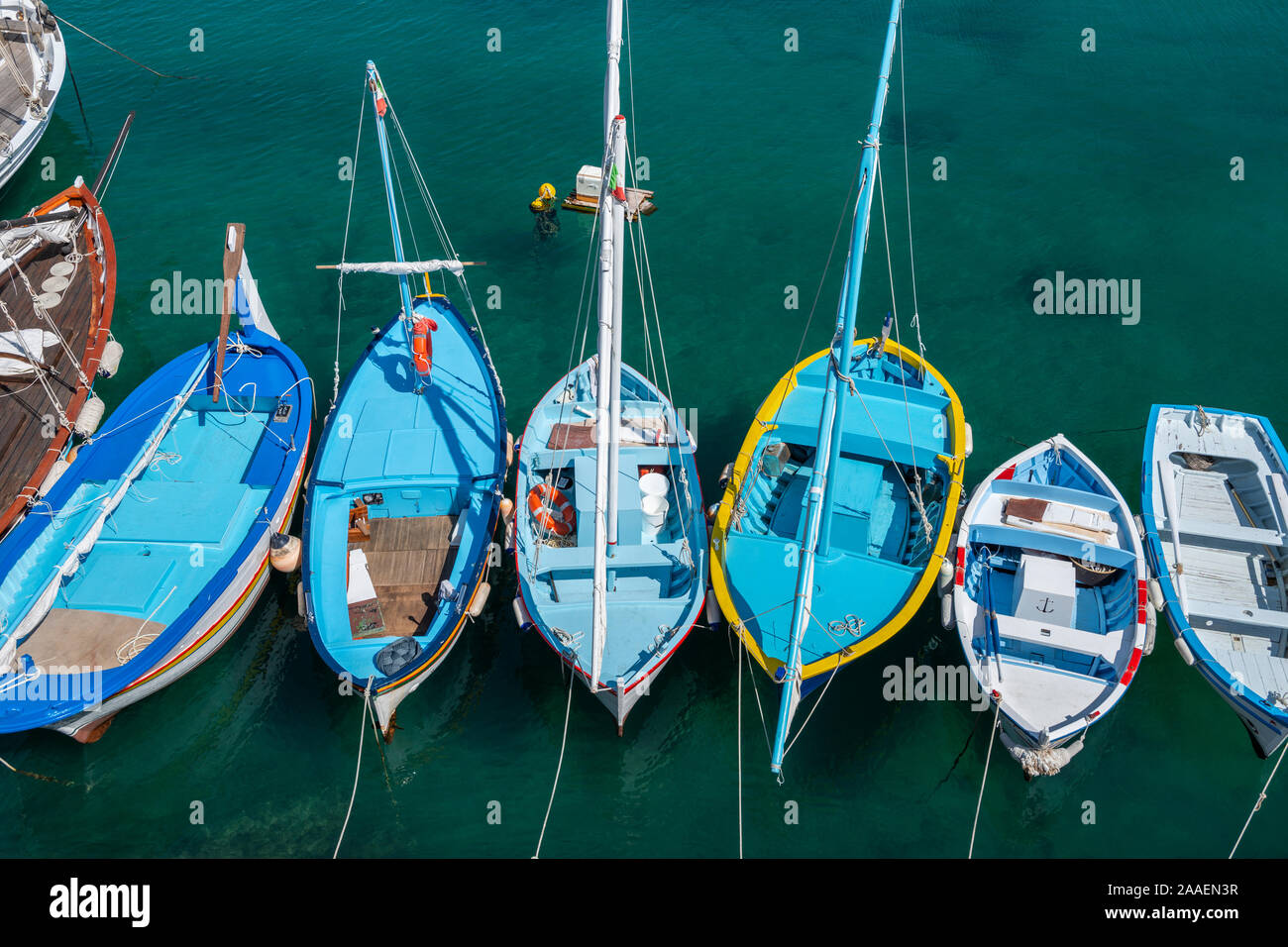 Bunte Boote im geschützten Hafen von Tricase Porto an der Adria Küste von Apulien (Puglia), Süditalien Stockfoto