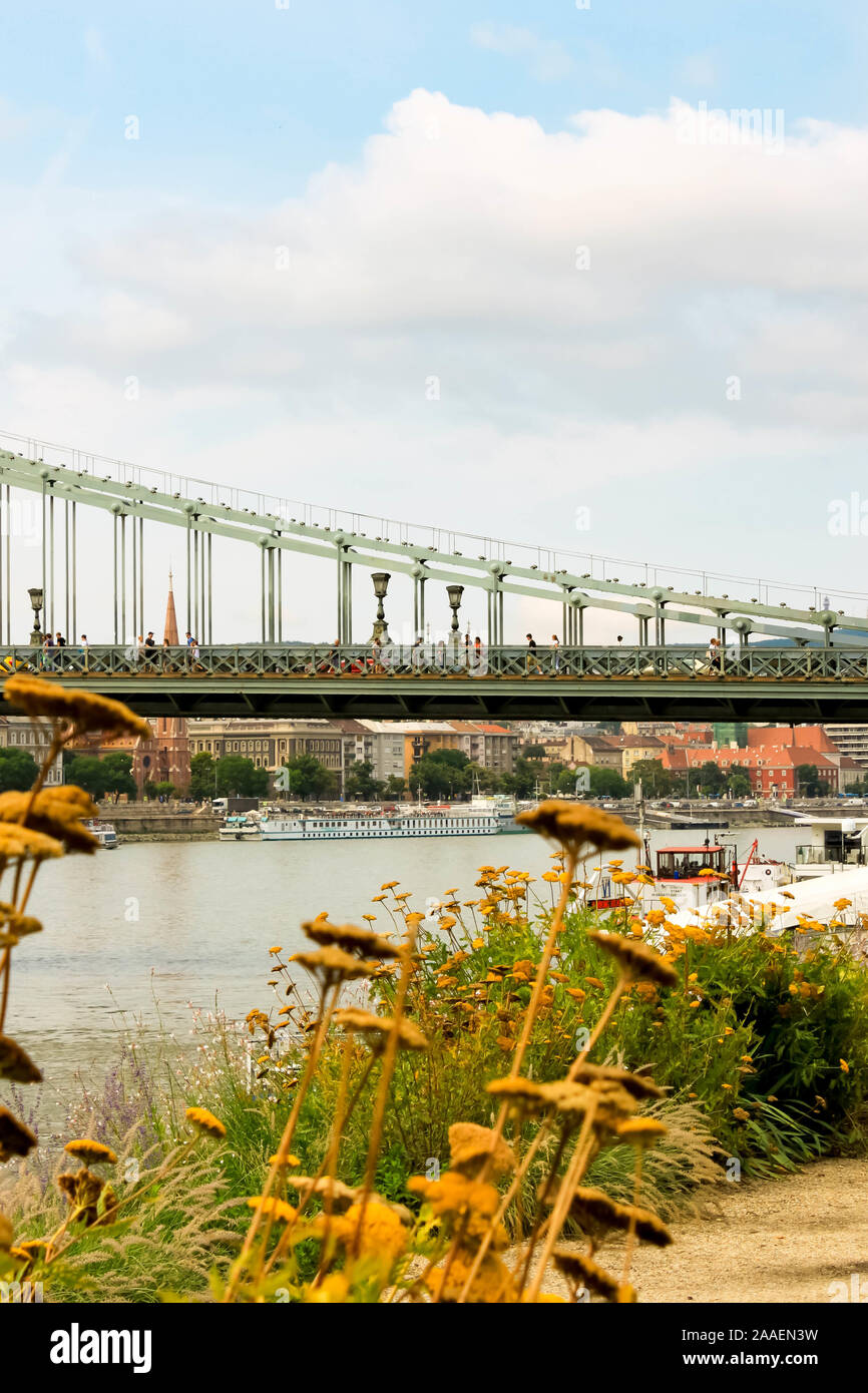 BUDAPEST, UNGARN vom 29. Juli 2019: Budapest Sehenswürdigkeiten malerische Aussicht auf Kette secheny Brücke und die Donau Ufer Stockfoto