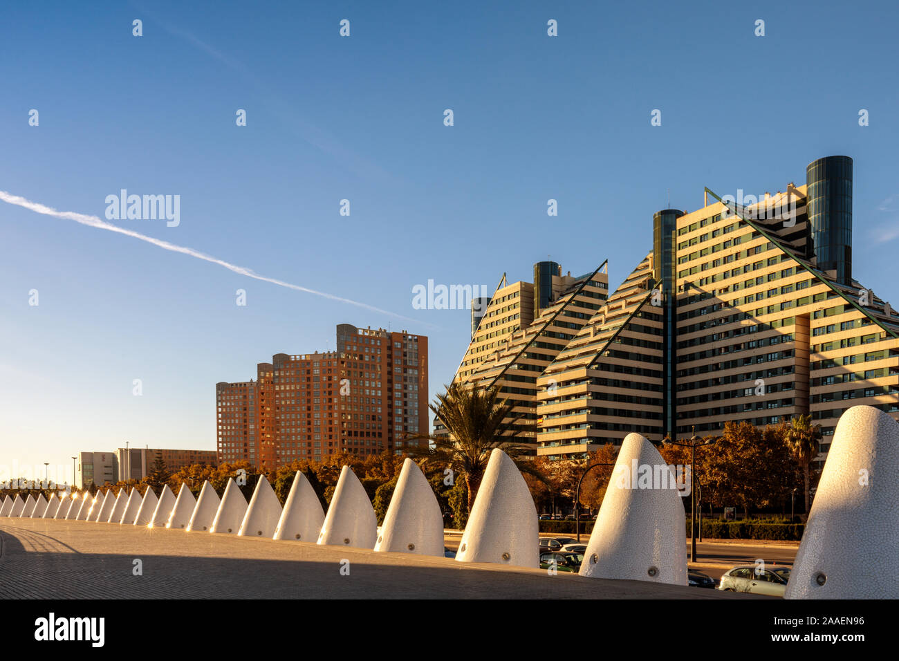 Modernes, mehrstöckiges Gebäude in der Nähe der Stadt der Künste und Wissenschaften, Valencia, Spanien. Stockfoto