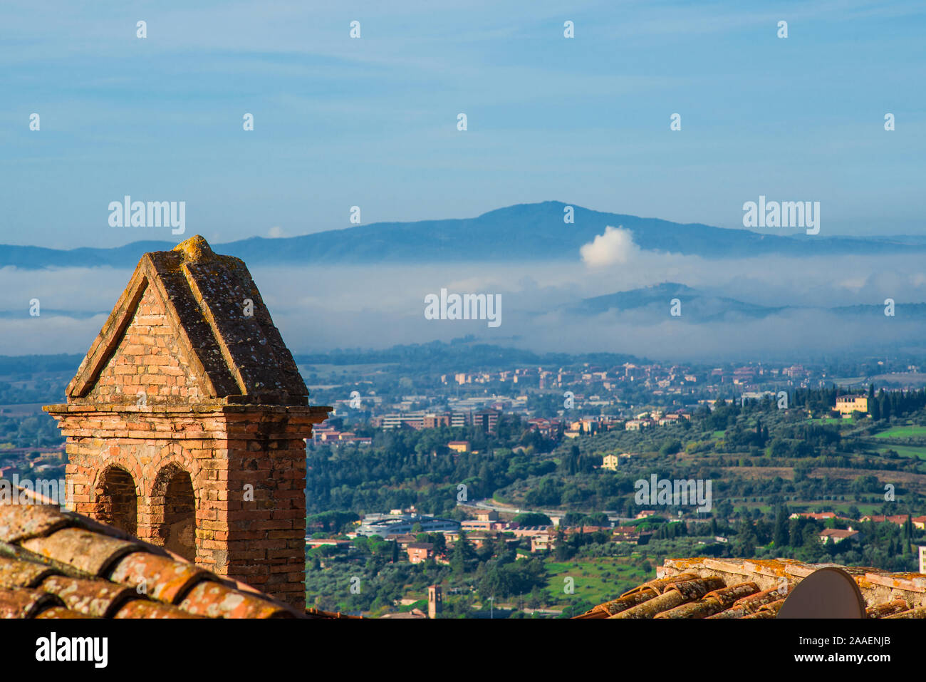 Blick auf die Landschaft Umbriens von Perugia Altstadt Dächer mit alten Glockenturm Stockfoto