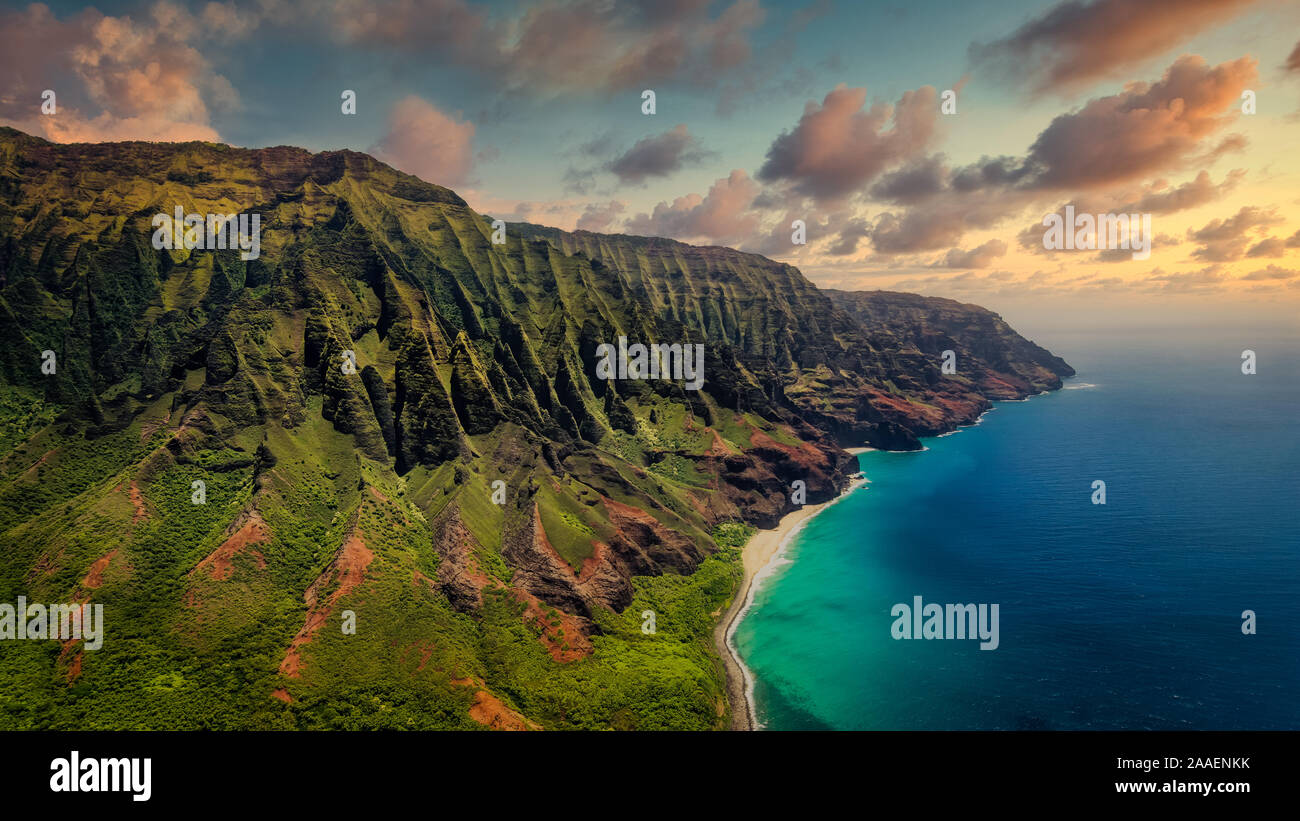 Antenne Landschaft Blick auf die spektakuläre Na Pali Küste mit dramatischen Himmel, Kauai, Hawaii, USA Stockfoto