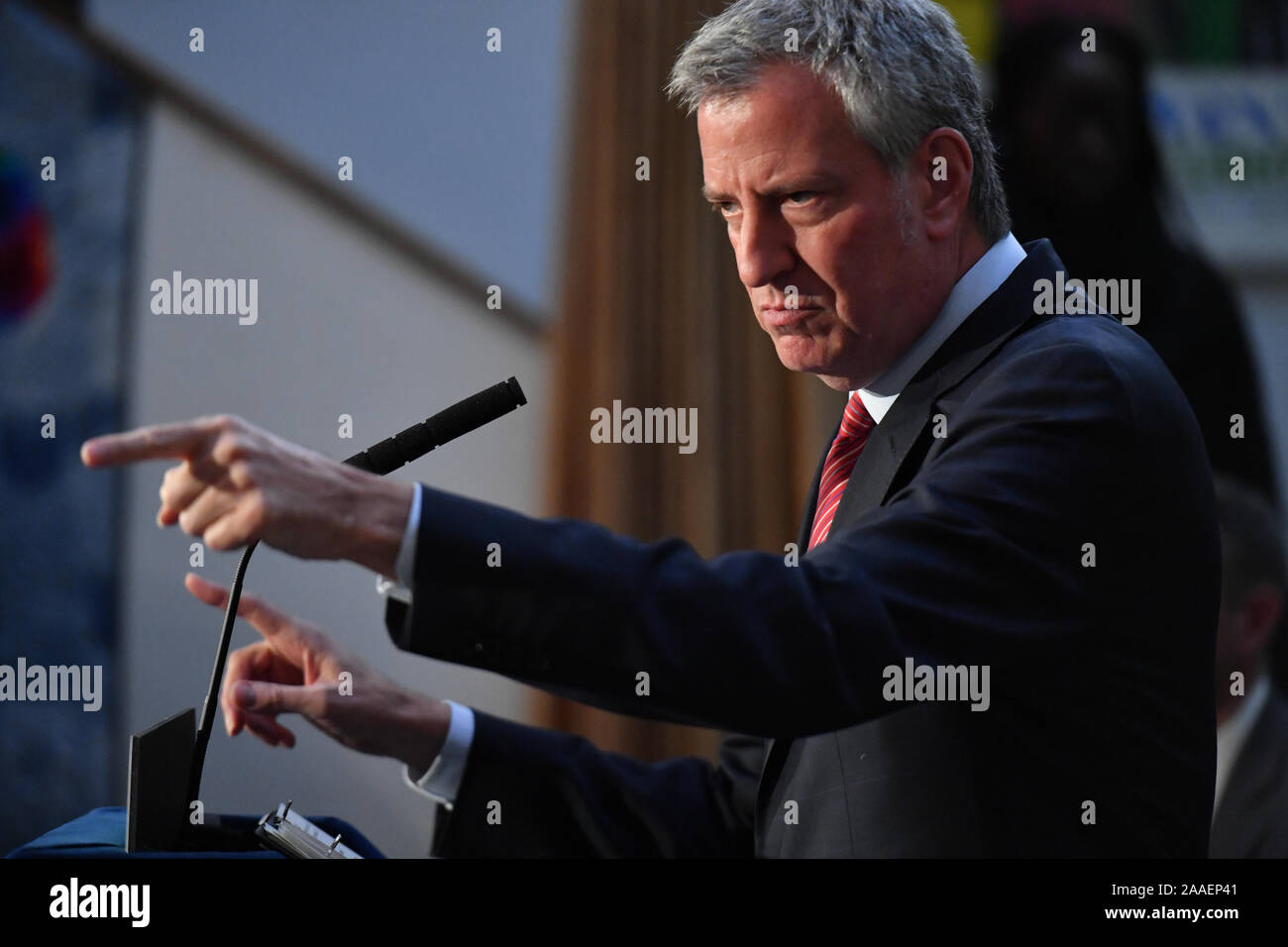 Bürgermeister Bill De Blasio Zeichen der gewerblichen Abfälle Zonen Gesetzgebung und mehrere andere Rechtsvorschriften die Überwachung des Handels Abfallwirtschaft mit einem ev Stockfoto