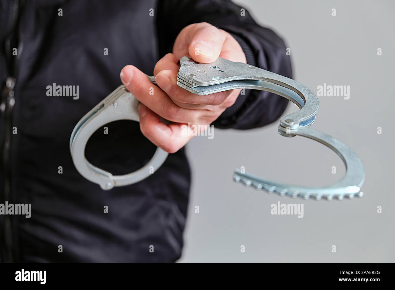Polizei Detective. Handschellen in der Hand. Verhaftung des Kriminellen Stockfoto
