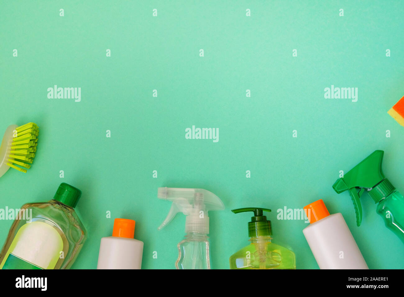 Reinigungsmittel auf grünem Hintergrund. Waschmittel in Plastikflasche, Schwämme und Pinsel. Service Konzept. Ansicht von oben. Kopieren Sie Platz. Stockfoto Reinigungsmittel auf grünem Hintergrund. Waschmittel in Plastikflasche, Schwämme und Pinsel. Service Konzept. Ansicht von oben. Kopieren Sie Platz. Stockfoto