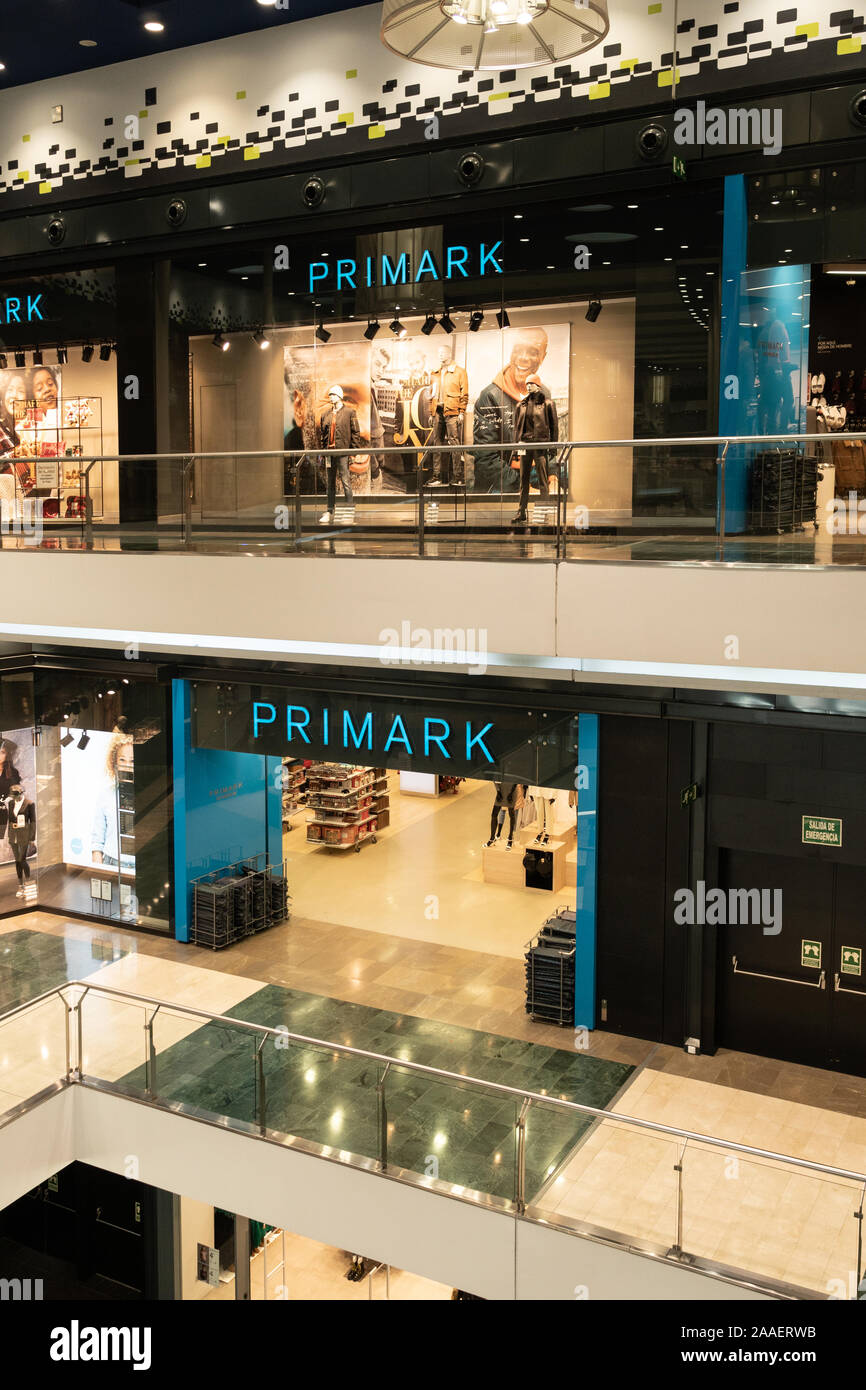 Santiago de Compostela, Spanien, 13. November 2019: Primark Store auf Shopping Mall als Cancelas Stockfoto