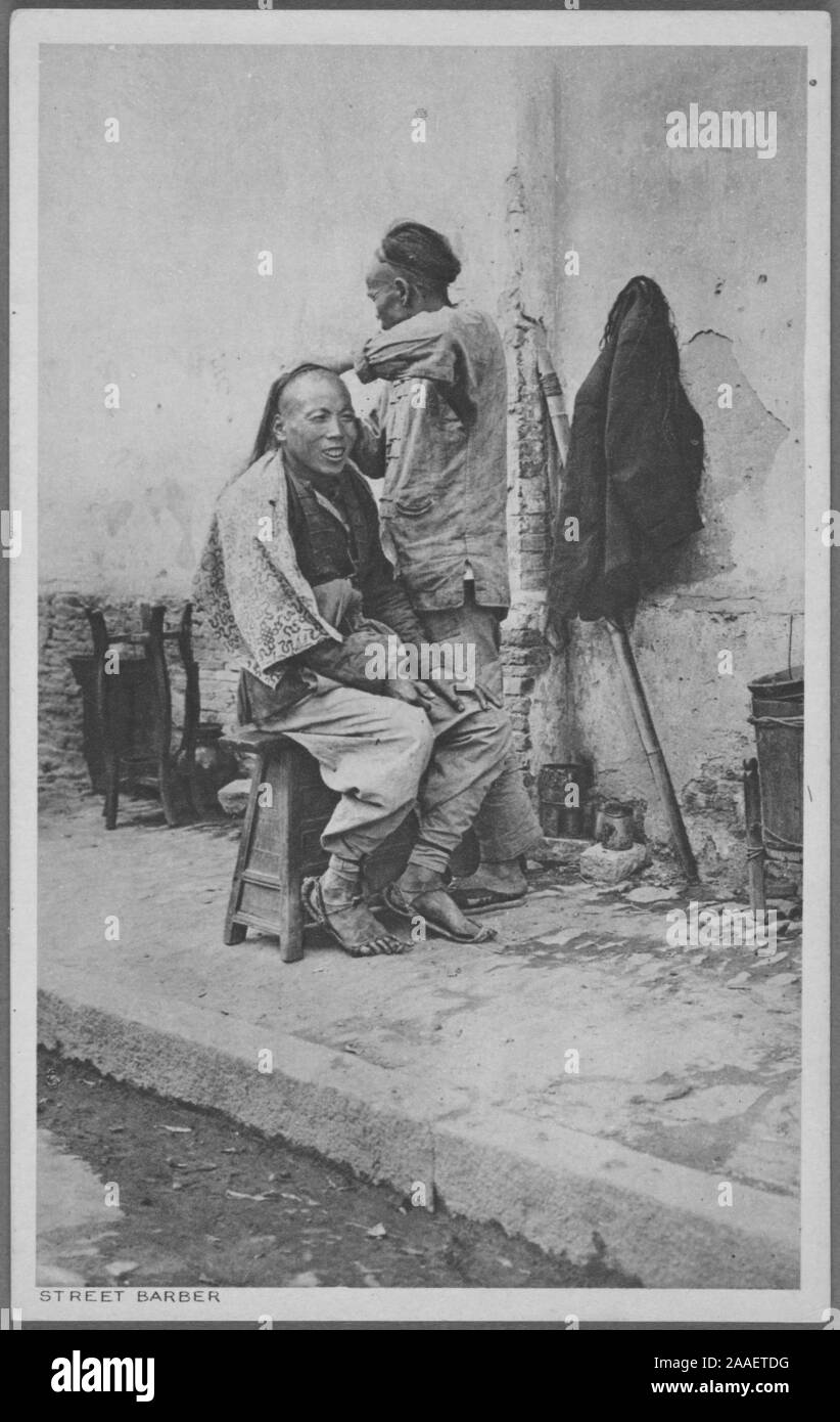 Graviert Postkarte eines chinesischen Mann sitzt auf einem Hocker an der Seite der Straße, mit einem Straße Friseur ihm einen Haarschnitt, von mactavish und Co. Ltd, 1922 veröffentlicht. Von der New York Public Library. () Stockfoto