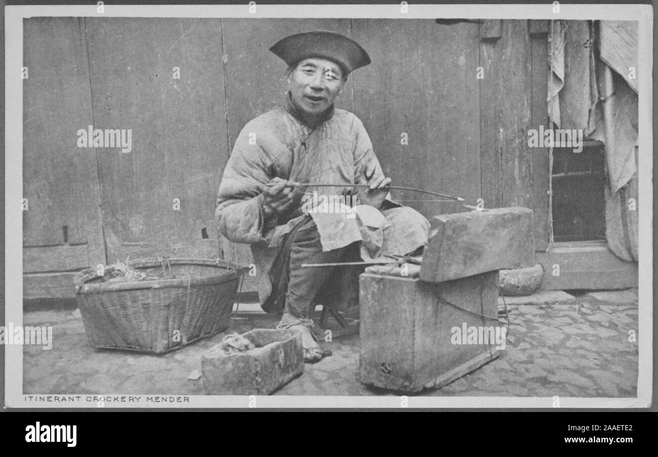 Graviert Postkarte eines Reisenden mender von irdenen Geschirr, Hausbesetzungen durch seine Toolbox und für ein Foto, China, von mactavish und Co. Ltd, 1922 veröffentlicht. Von der New York Public Library. () Stockfoto