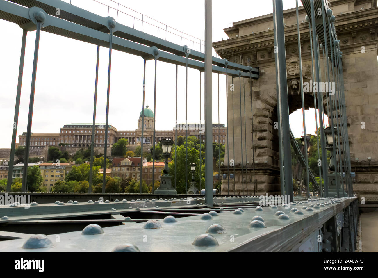 BUDAPEST, UNGARN vom 29. Juli 2019: Budapest Sehenswürdigkeiten malerische Aussicht auf Kette secheny Brücke und die Donau Ufer Stockfoto