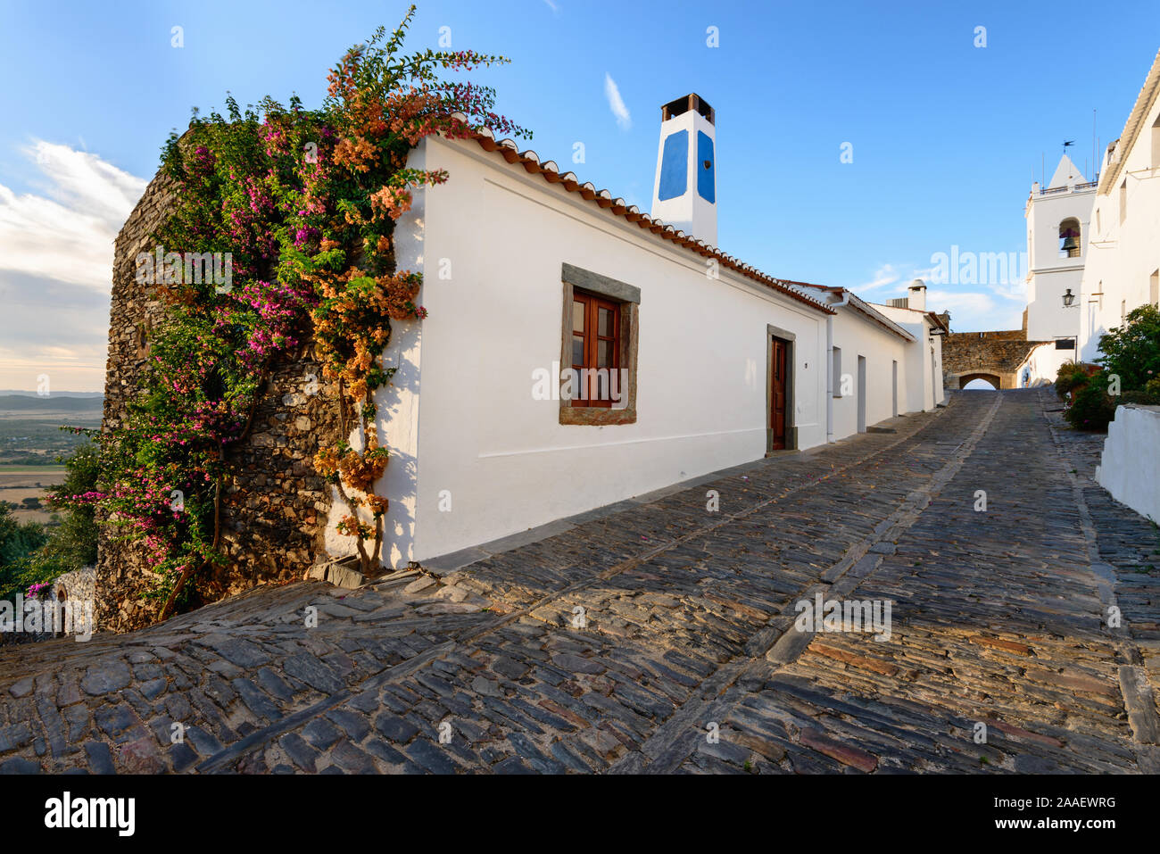 Das mittelalterliche Dorf Monsaraz ist eine touristische Attraktion in der Region Alentejo, Portugal. Von den Mauern seiner Burg können wir betrachten eine erstaunliche panoram Stockfoto