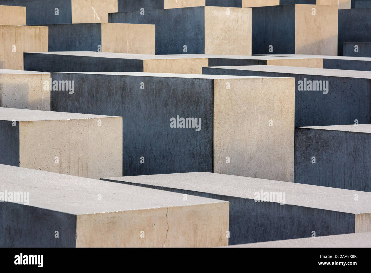 Abstrakte Detail des Holocaust-Mahnmals in Berlin, entworfen von Architekt Peter Eisenman und Ingenieur Buro Happold. Stockfoto