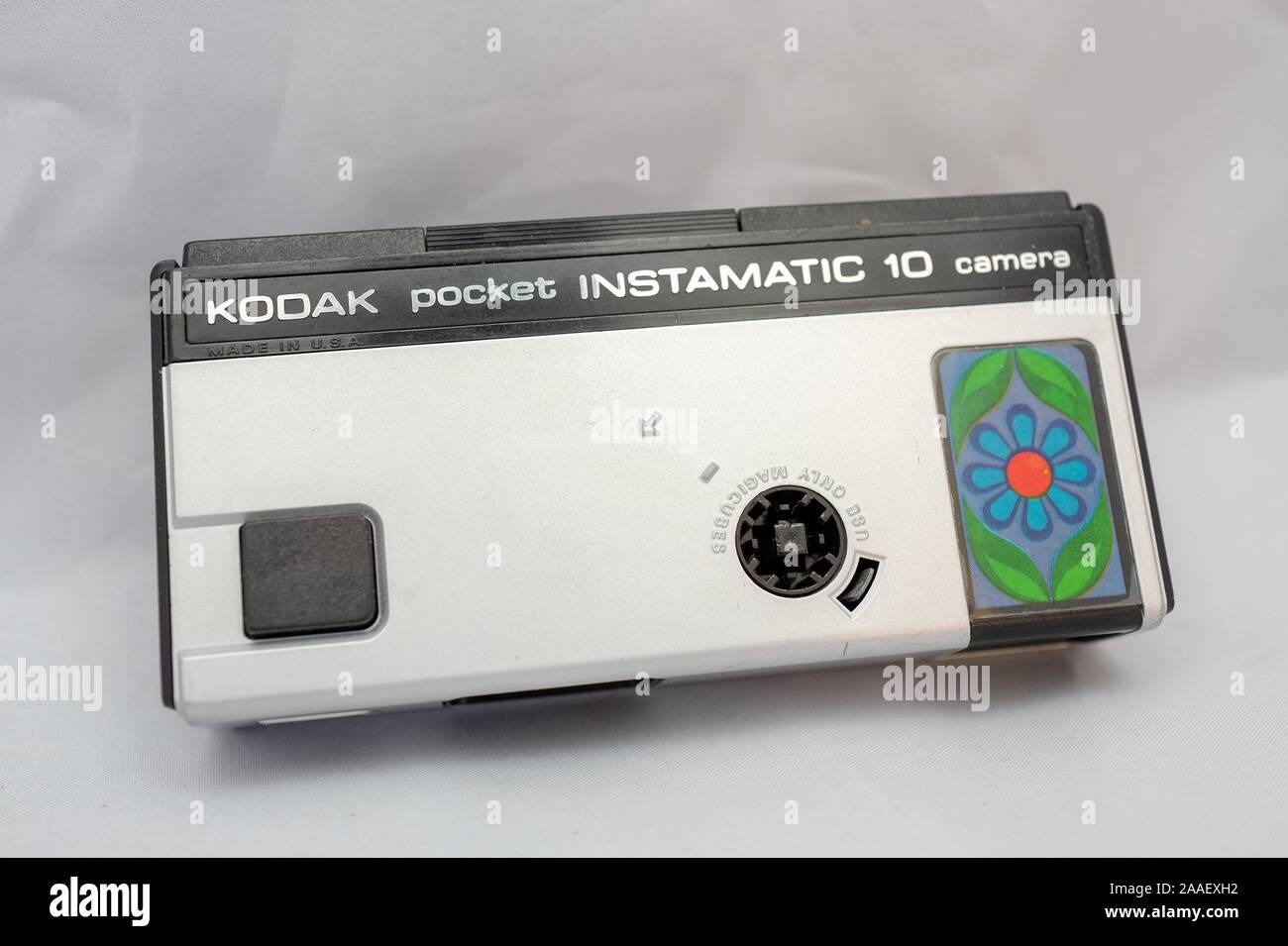Close-up Tasche Kodak Instamatic 10 Film Kamera, mit der 110-Filmformat mit anpassbaren Flower Power einfügen, ca 1970 s, auf weißem Hintergrund, 24. Juli 2019. () Stockfoto