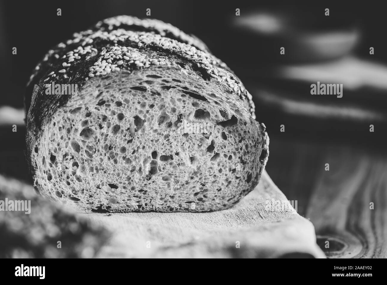 Vollkorn Brot Brot mit Chia Samen auf einem Schneidebrett. Gesunde Ernährung Konzept. Gesunde Ernährung Konzept. Stockfoto