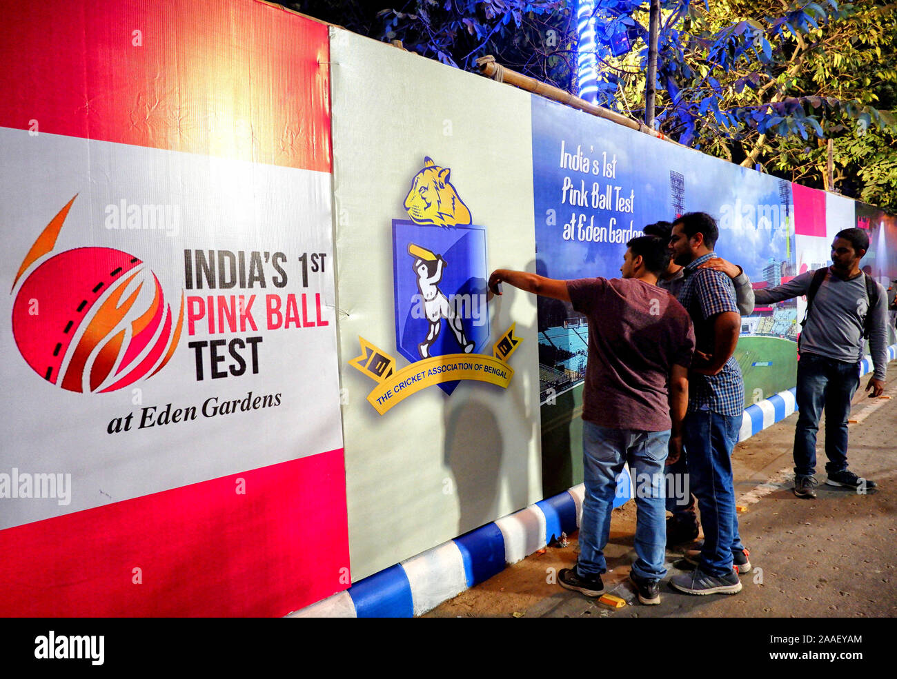 Kolkata, West Bengal, Indien. Nov, 2019 21. Cricket Fan's unter selfie vor dem Stadion. Kolkata feiert die Herrlichkeit für die Organisation der 1. rosa Ball Test Cricket Match in Indien und in Asien zwischen Indien und Bangladesch vom 22. -26. November 2019 im Eden Garten Stadion. Credit: Avishek Das/SOPA Images/ZUMA Draht/Alamy leben Nachrichten Stockfoto