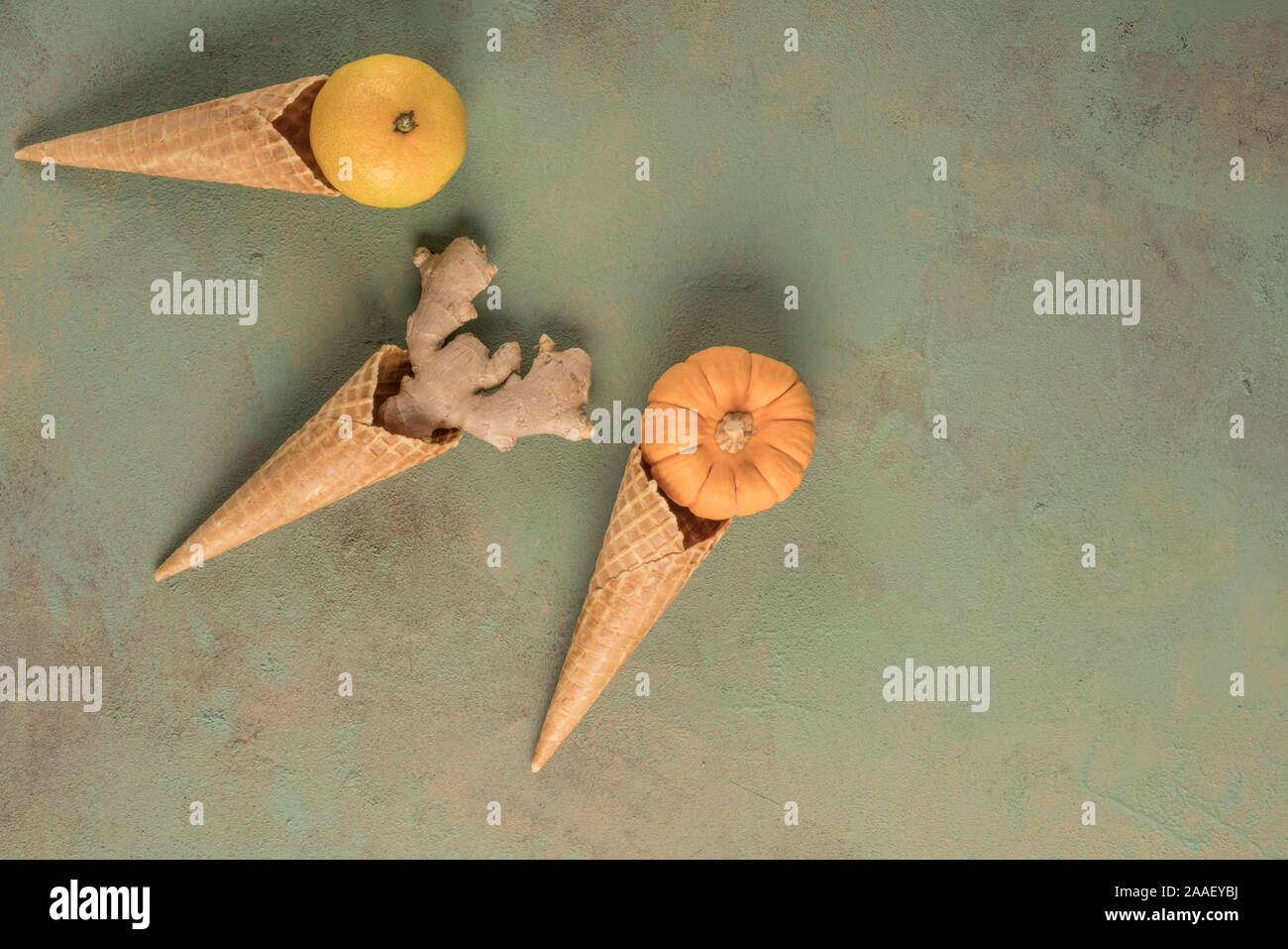 Frisches Obst und Gemüse in der Wafer Kegel serviert wie ein Eis Stockfoto