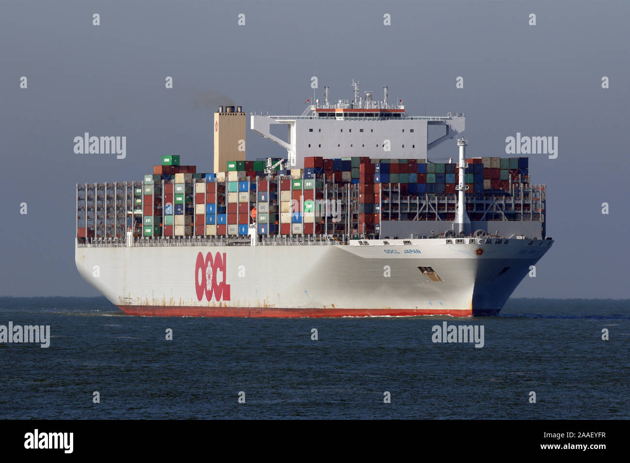 Das containerschiff OOCL Japan wird der Hafen von Rotterdam erreichen am 30. Oktober 2019. Stockfoto