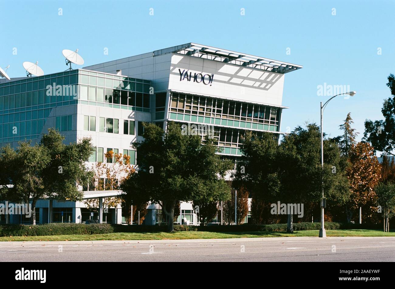 Fassade mit Logo am Hauptsitz von Internet unternehmen Yahoo im Silicon Valley, Sunnyvale, Kalifornien, 28. Oktober 2018. () Stockfoto
