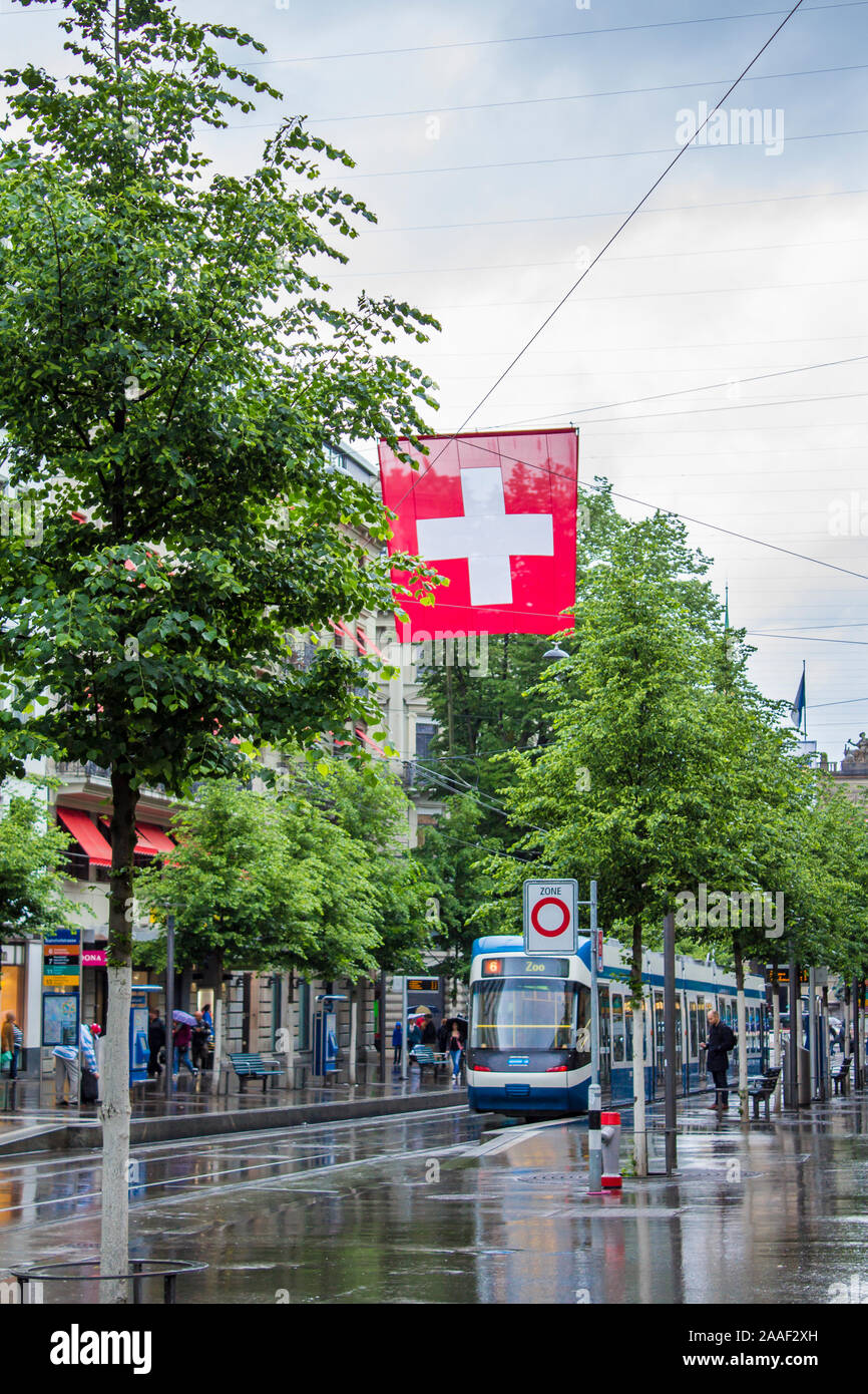 Straßenbahn in den Strassen von Zürich. Straße Foto Stockfoto
