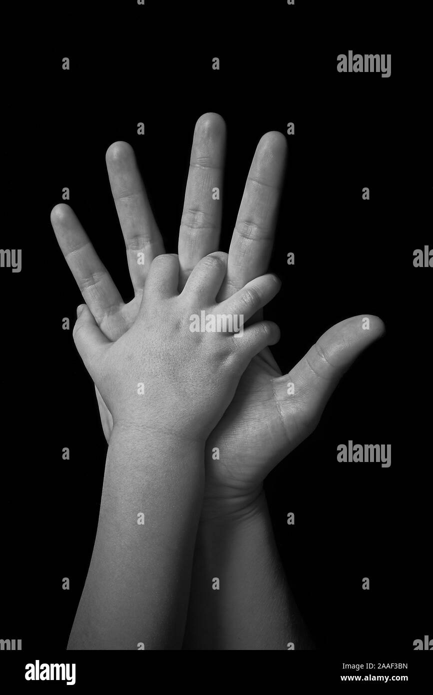 Mutter und Kind, Hände halten Stockfoto