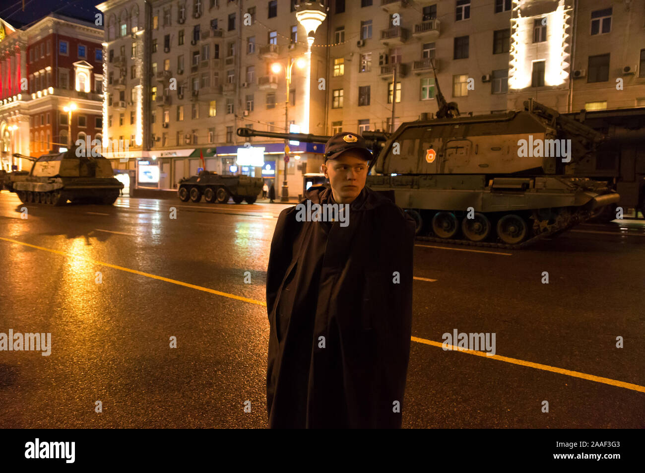Russische Armee Soldaten und russische Militär Artillerie Fahrzeuge auf den Straßen der Nacht Moskau Stockfoto