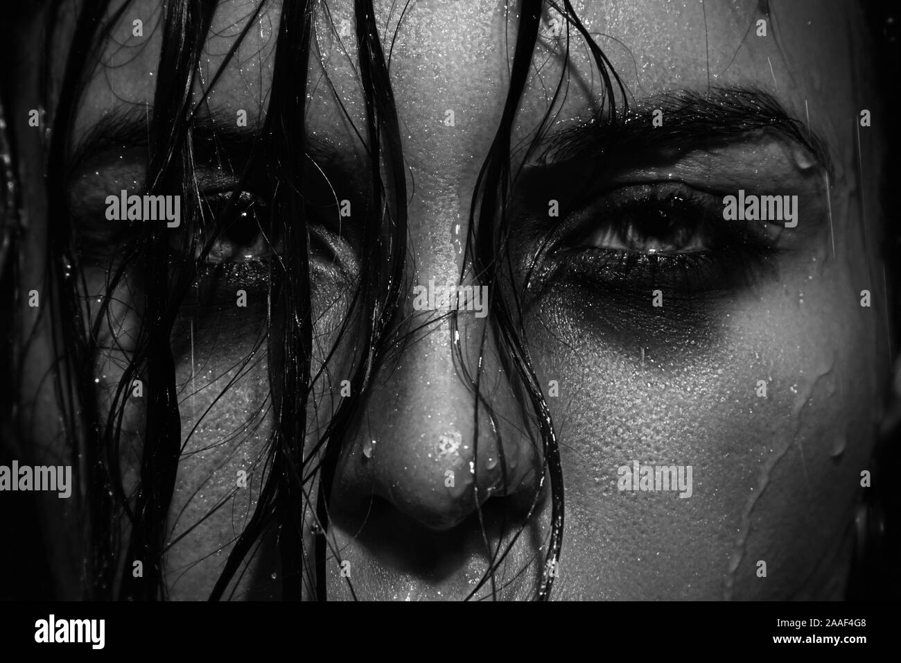 In der Nähe von nassen weibliches Gesicht mit einer Verschmierten Make-up Stockfoto