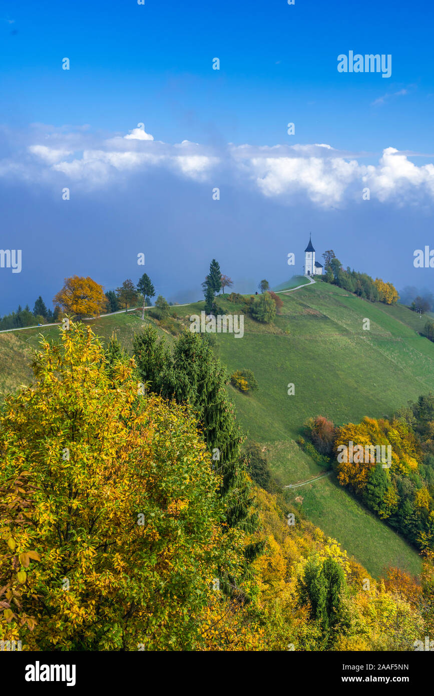 Kirche von St Primoz mit Herbstfarben Farbe oberhalb des Dorfes Jamnik, Slowenien, Europa. Stockfoto