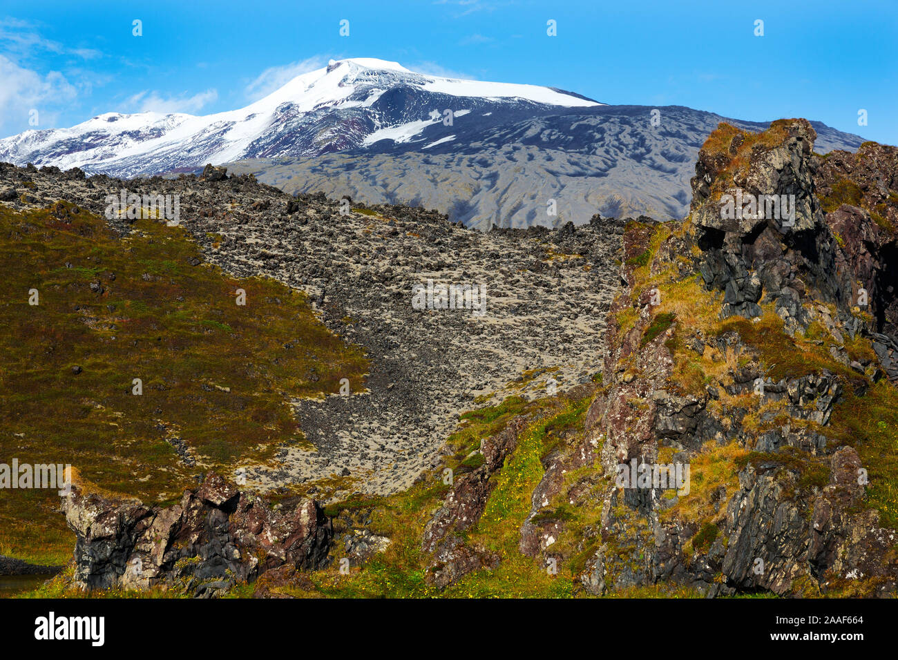 Snæfellsjökull Gletscher und Rock Formation Djúpalónssandur und Dritvik Strand, Snæfellsjökull Nationalpark, Snaefellsnese Halbinsel in Grundarfjod Stockfoto