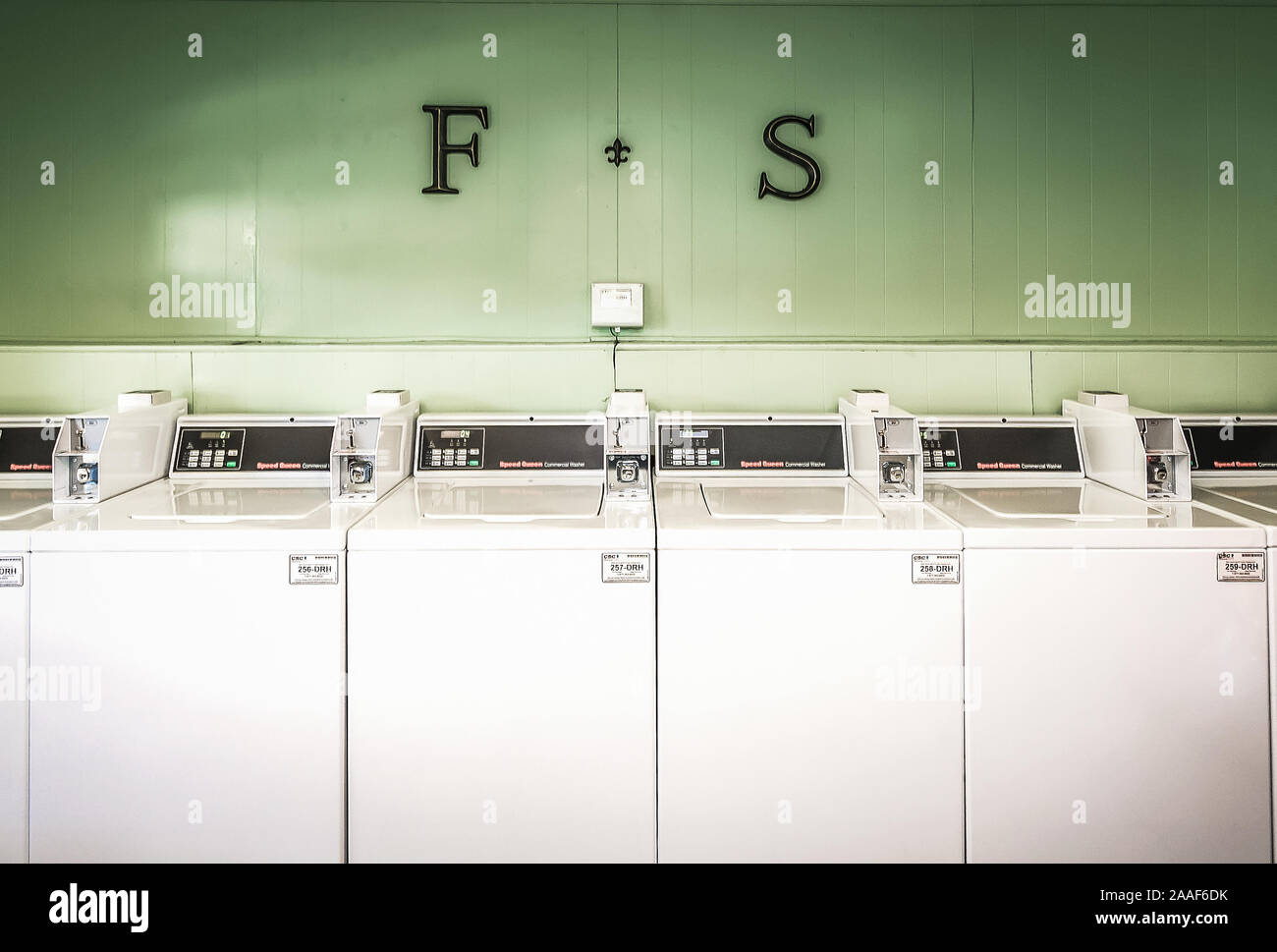 Waschmaschinen sind dargestellt in der Waschküche im Four Seasons Apartments in Mobile, Alabama. Der Apartment Komplex ist von Sealy Management verwaltet. Stockfoto