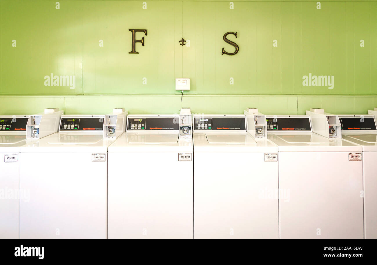 Waschmaschinen sind dargestellt in der Waschküche im Four Seasons Apartments in Mobile, Alabama. Der Apartment Komplex ist von Sealy Management verwaltet. Stockfoto