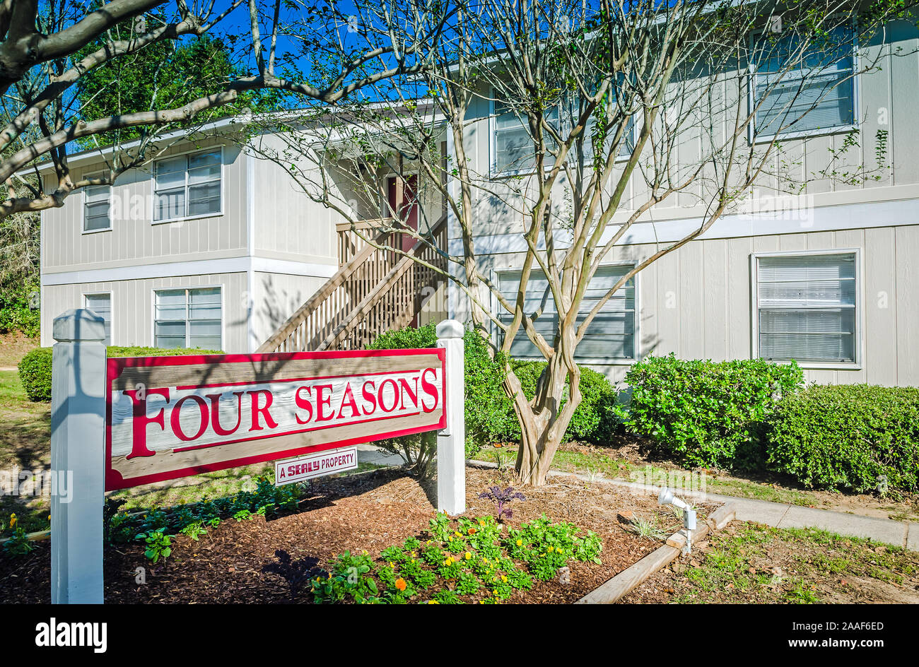 Ein eingangsschild steht außerhalb Four Seasons Apartments in Mobile, Alabama. Der Apartment Komplex ist von Sealy Verwaltungsgesellschaft verwaltet. Stockfoto