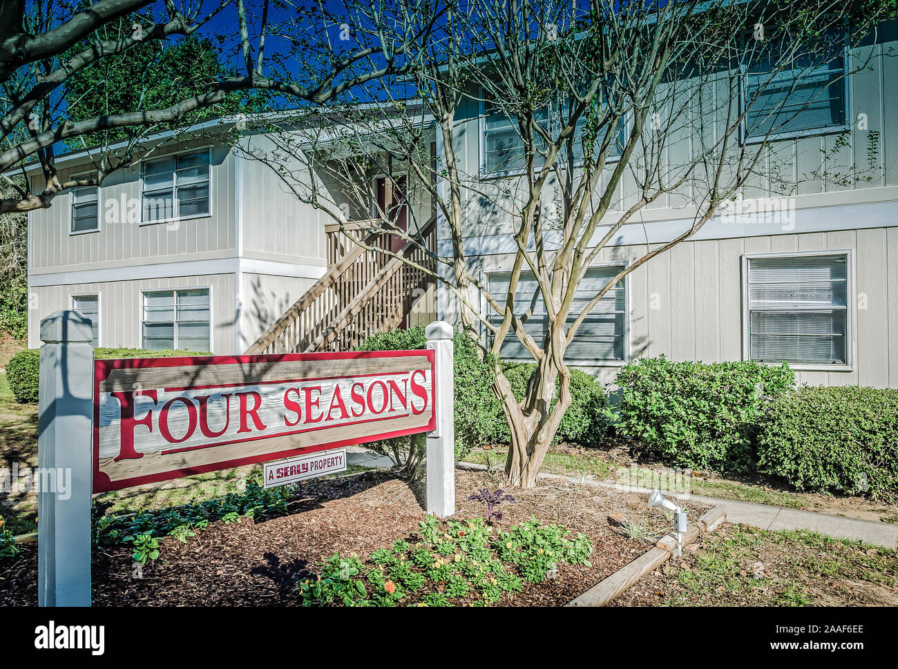 Ein eingangsschild steht außerhalb Four Seasons Apartments in Mobile, Alabama. Der Apartment Komplex ist von Sealy Verwaltungsgesellschaft verwaltet. Stockfoto