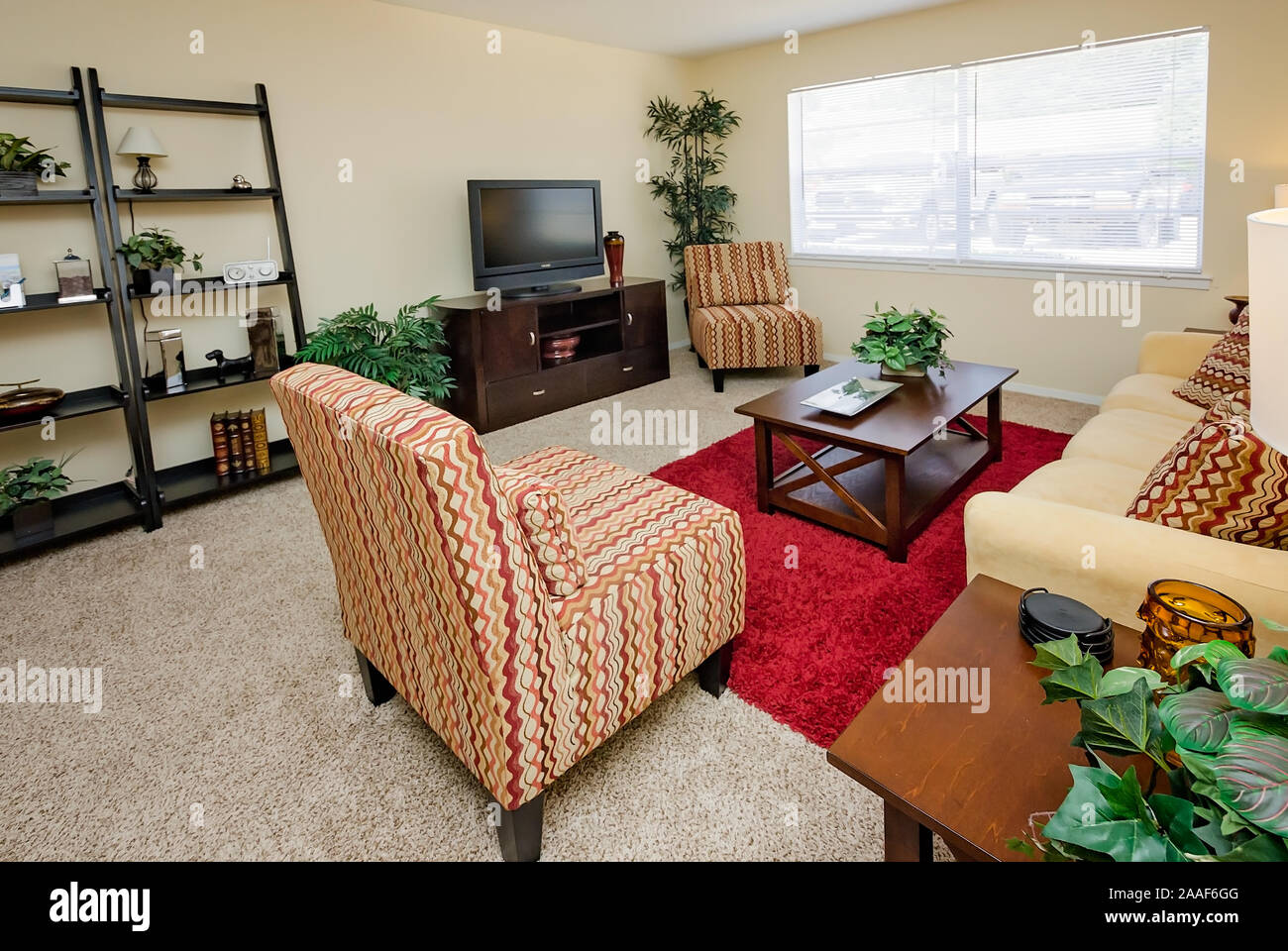 Das Wohnzimmer ist im Four Seasons Apartments in Mobile, Alabama. Der Apartmentkomplex ist im Besitz von Sealy Management Unternehmen betrieben. Stockfoto