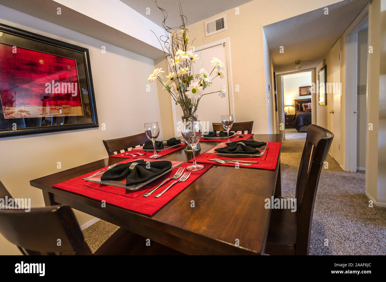 Red tischsets das Kunstwerk in einem Speisesaal im Four Seasons Apartments in Mobile, Alabama ergänzen. Stockfoto