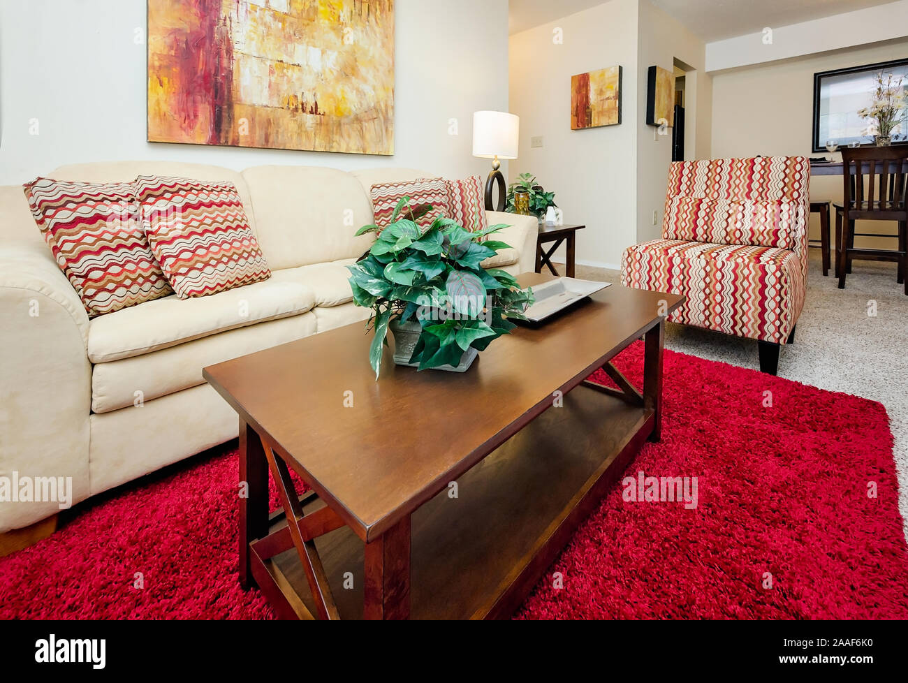 Das Wohnzimmer ist im Four Seasons Apartments in Mobile, Alabama. Der Apartmentkomplex ist im Besitz von Sealy Management Unternehmen betrieben. Stockfoto