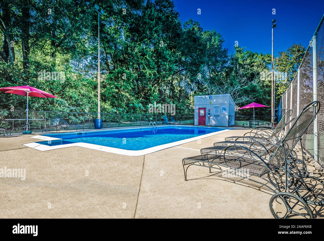 Das Schwimmbad im Four Seasons Apartments ist dargestellt in Mobile, Alabama. Der Apartment Komplex ist von Sealy Verwaltungsgesellschaft verwaltet. Stockfoto