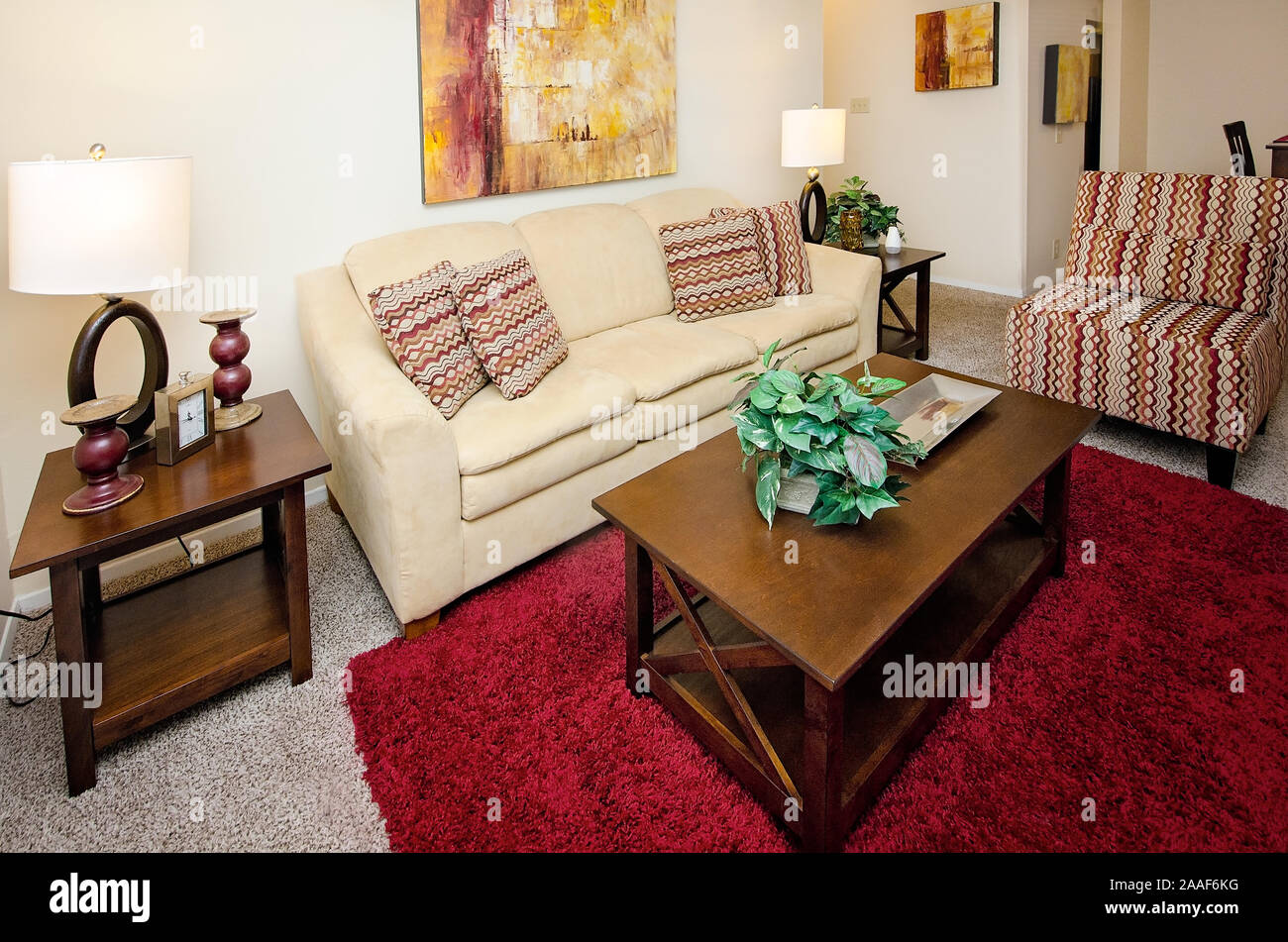 Das Wohnzimmer ist im Four Seasons Apartments in Mobile, Alabama. Der Apartmentkomplex ist im Besitz von Sealy Management Unternehmen betrieben. Stockfoto