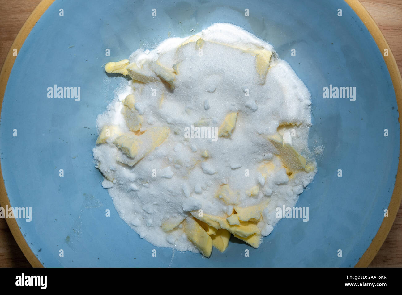 Home Backen - Butter und Zucker in einer Schüssel für einen Kuchen Stockfoto