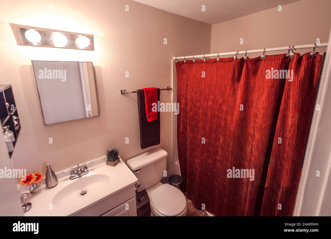 Das Badezimmer ist dargestellt im Four Seasons Apartments in Mobile, Alabama. Der Apartmentkomplex ist im Besitz von Sealy Management Unternehmen betrieben. Stockfoto