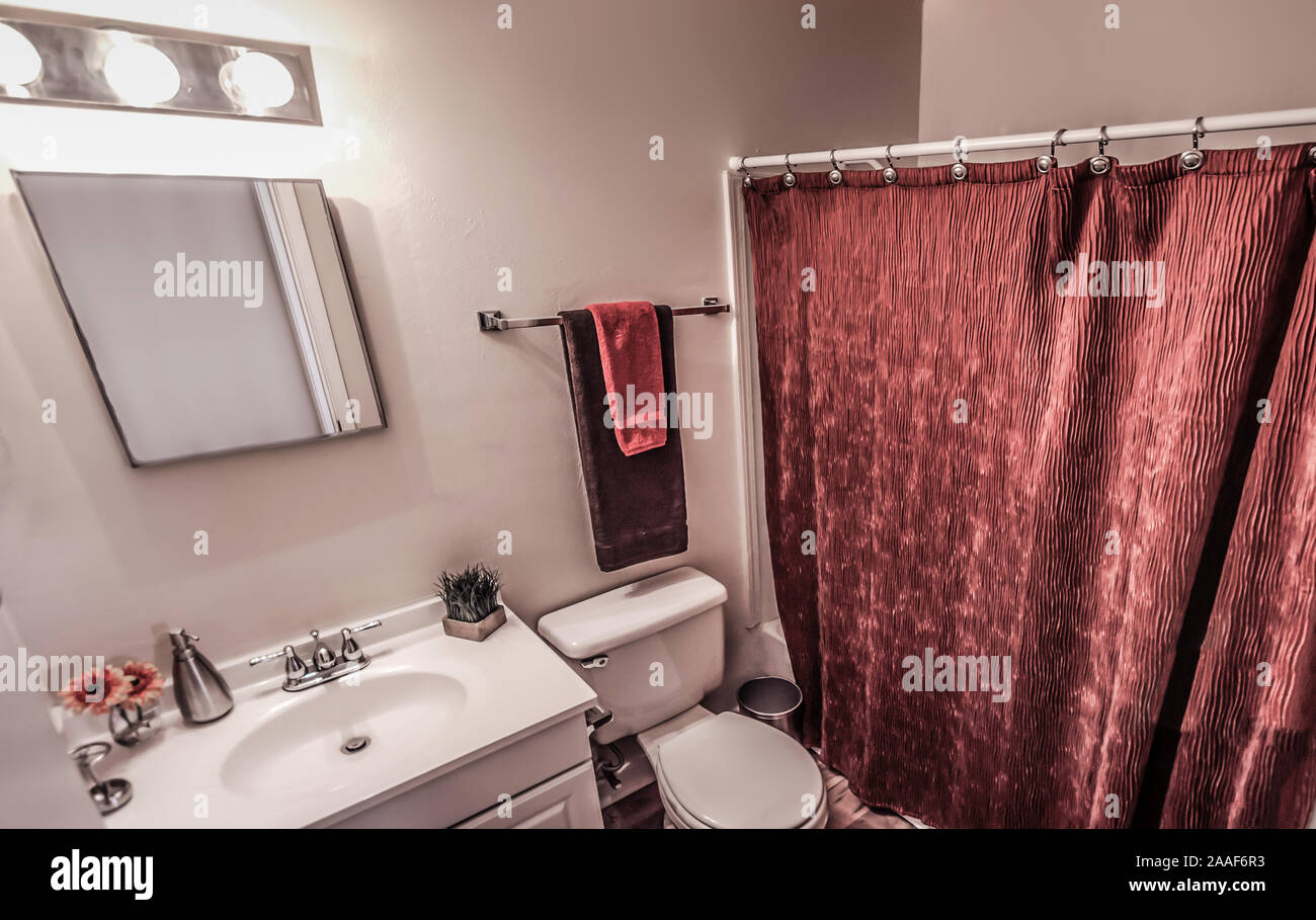 Das Badezimmer ist dargestellt im Four Seasons Apartments in Mobile, Alabama. Der Apartmentkomplex ist im Besitz von Sealy Management Unternehmen betrieben. Stockfoto