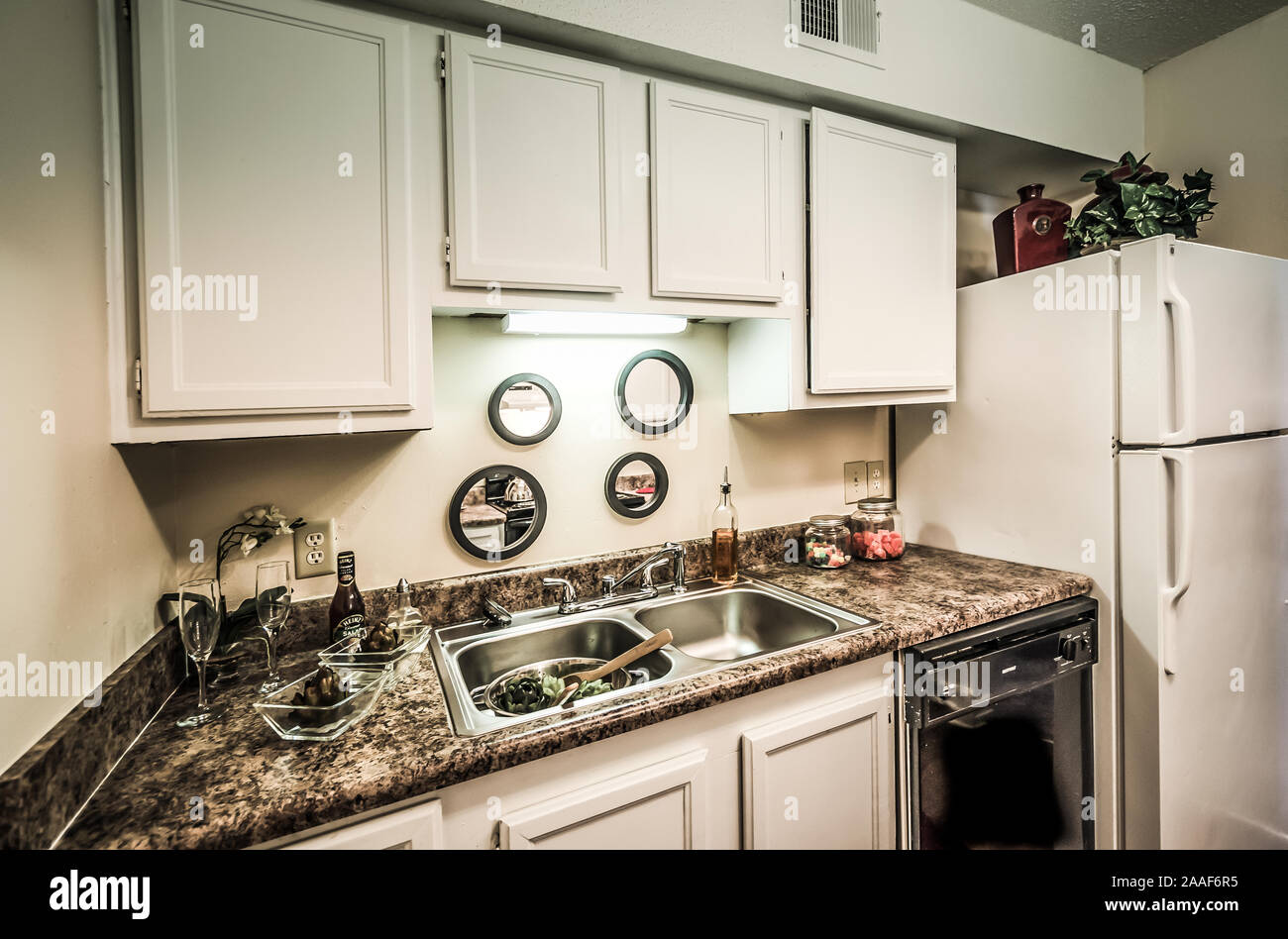Die Küche verfügt über ein Doppelwaschbecken, Montage oben, Waschbecken im Four Seasons Apartments in Mobile, Alabama. Der Apartmentkomplex ist im Besitz von Sealy betrieben. Stockfoto