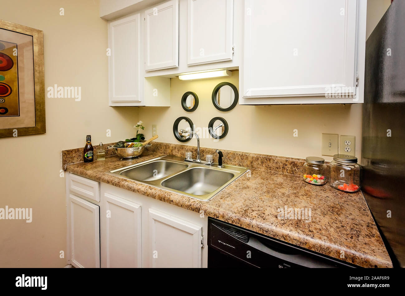Die Küche verfügt über ein Doppelwaschbecken, Montage oben, Waschbecken im Four Seasons Apartments in Mobile, Alabama. Der Apartmentkomplex ist im Besitz von Sealy betrieben. Stockfoto