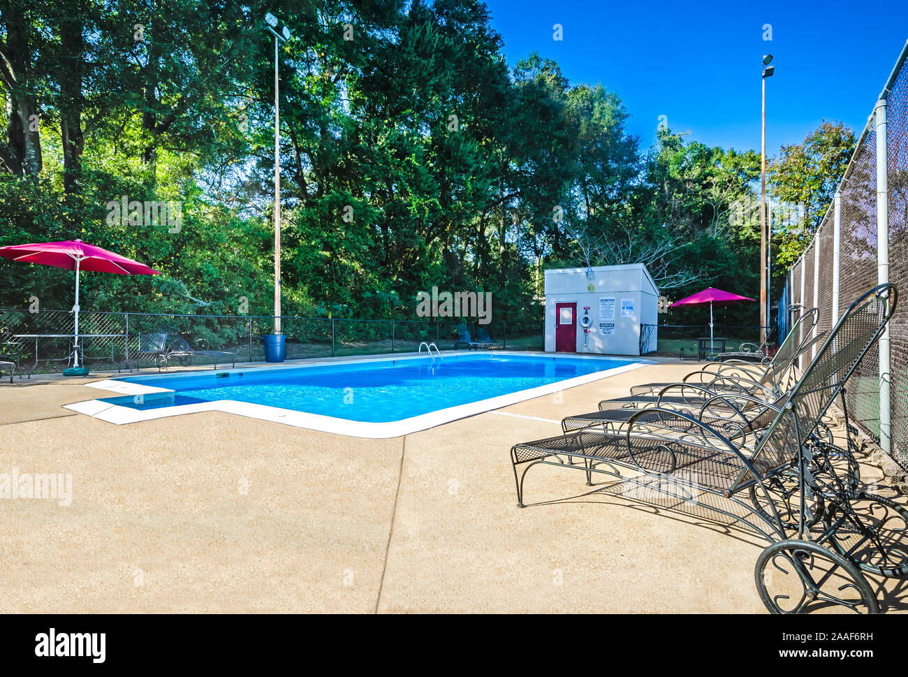 Das Schwimmbad im Four Seasons Apartments ist dargestellt in Mobile, Alabama. Der Apartment Komplex ist von Sealy Verwaltungsgesellschaft verwaltet. Stockfoto