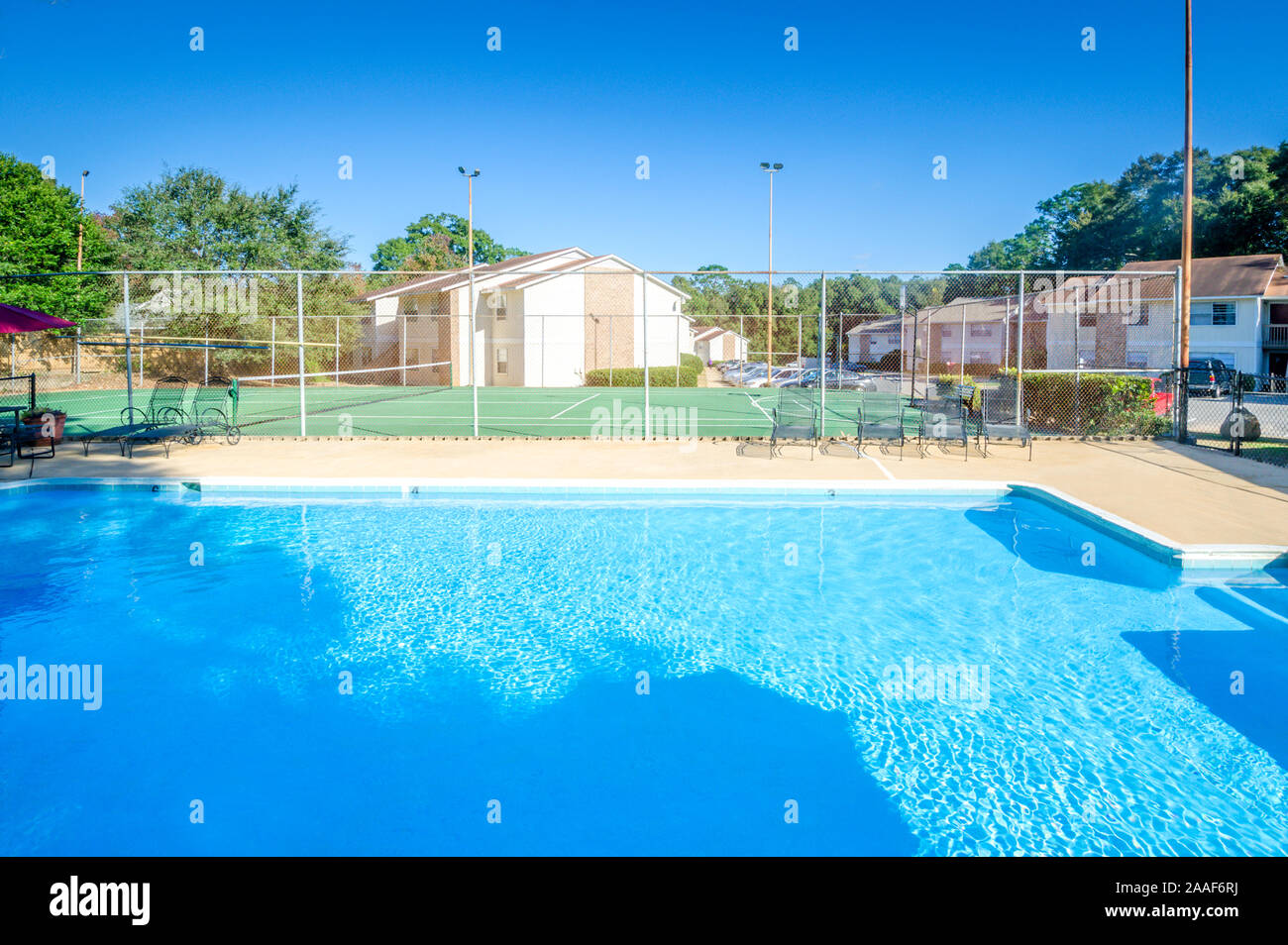 Das Schwimmbad im Four Seasons Apartments ist dargestellt in Mobile, Alabama. Der Apartment Komplex ist von Sealy Verwaltungsgesellschaft verwaltet. Stockfoto
