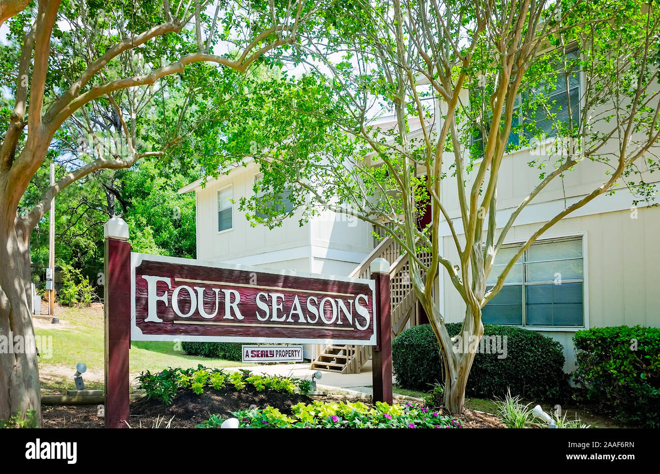 Ein eingangsschild steht außerhalb Four Seasons Apartments in Mobile, Alabama. Der Apartment Komplex ist von Sealy Verwaltungsgesellschaft verwaltet. Stockfoto