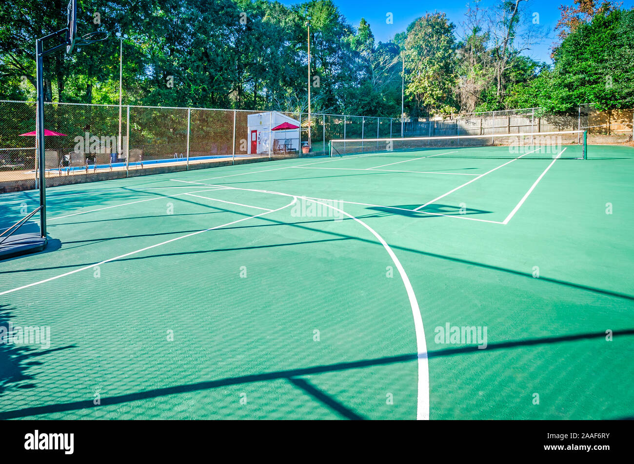 Der Tennisplatz bei Four Seasons Apartments wird dargestellt, Nov. 24, 2015 in Mobile, Alabama. Der Apartment Komplex ist von Sealy Management gehört. Stockfoto
