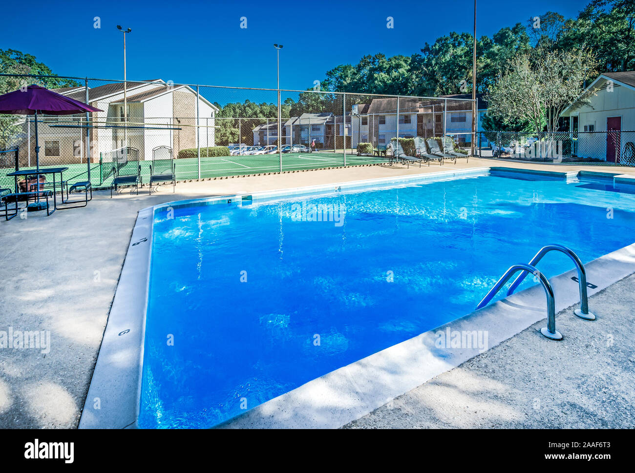 Das Schwimmbad im Four Seasons Apartments ist dargestellt in Mobile, Alabama. Der Apartment Komplex ist von Sealy Verwaltungsgesellschaft verwaltet. Stockfoto