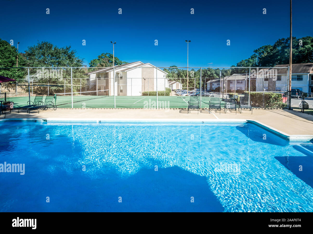 Das Schwimmbad im Four Seasons Apartments ist dargestellt in Mobile, Alabama. Der Apartment Komplex ist von Sealy Verwaltungsgesellschaft verwaltet. Stockfoto